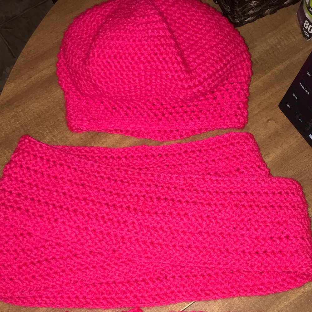 Beanie, infinity scarf and fingerless gloves